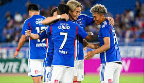 Urawa Reds cùng Yokohama Marinos